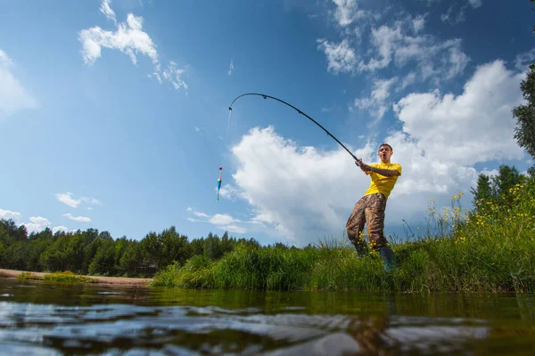 Ung Man Fiskar Damm Solig Dag — Stockfoto