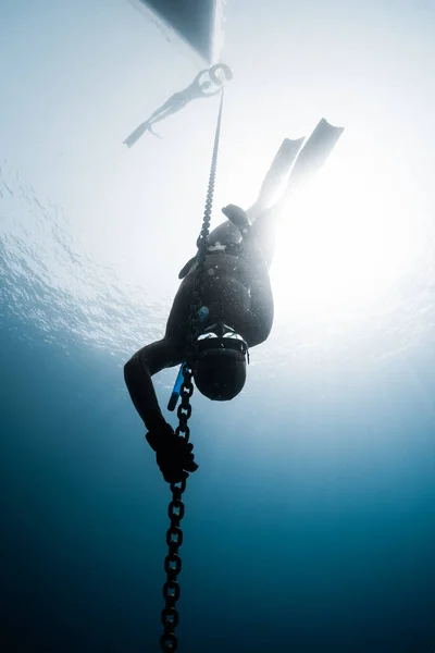 Freediver Daalt Naar Diepte Langs Metalen Ketting — Stockfoto