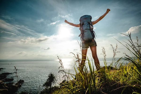 Turista Con Mochila Pie Costa Del Mar Con Las Manos — Foto de Stock