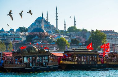 İSTANBUL 19 Temmuz 2017. Martılar, Golden Horn körfezine kenetlenmiş balık restoranlarının üzerinde uçar.