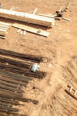 Endüstriyel yapı, ahşap tahta ve güçlendirilmiş çelik çubuk.