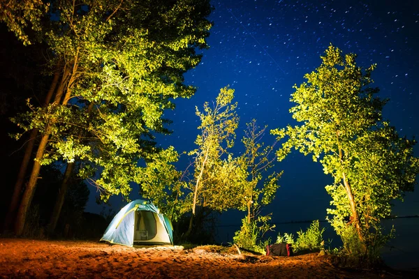 Tent Set Sandy Beach Trees Coast River Stars Night Sky — Stock Photo, Image