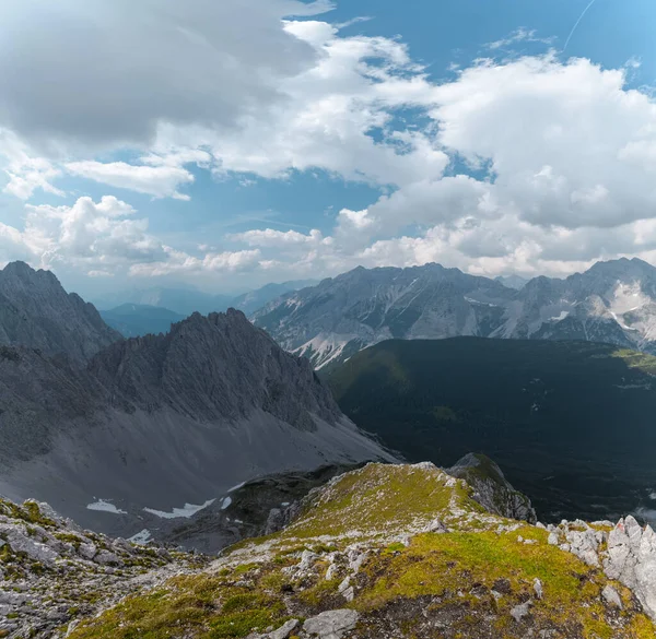 Tüylü Bulutların Olduğu Güneşli Bir Yaz Gününde Alpler Avusturya — Stok fotoğraf