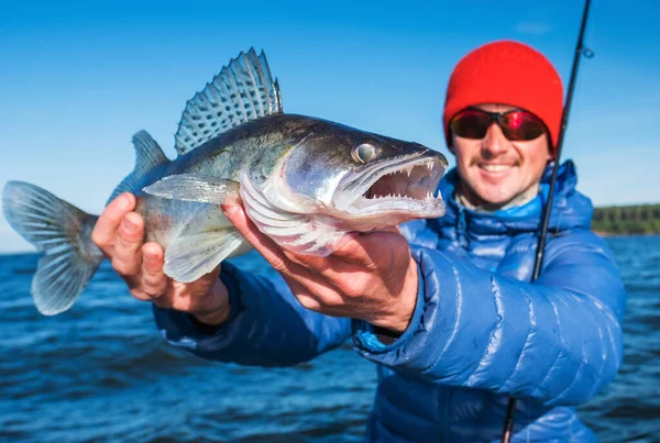 Vrolijke Jonge Hengelaar Met Zander Vis Een Natuurlijke Achtergrond Meer — Stockfoto