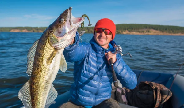 Pescador Feliz Detém Peixe Zander Sander Lucioperca Com Rio Backgound — Fotografia de Stock