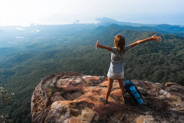 Mladá Žena Turistka Stojí Vrcholu Hory Zvednutýma Rukama Výhled Údolí — Stock fotografie