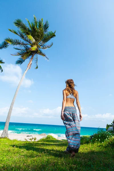 女は海の海岸に立って景色を楽しむ — ストック写真