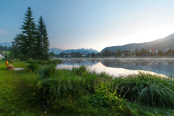 Zielona Trawa Drzewa Wybrzeżu Alpejskiego Jeziora Seefeld Austria — Zdjęcie stockowe