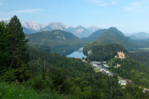 Slott Schwangau Med Grön Tallskog Och Sjö — Stockfoto