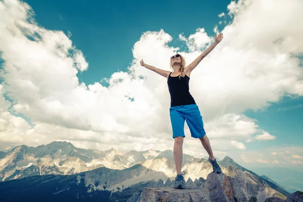 Νεαρή Κυρία Που Στέκεται Στην Κορυφή Του Λόφου Σηκωμένα Χέρια — Φωτογραφία Αρχείου