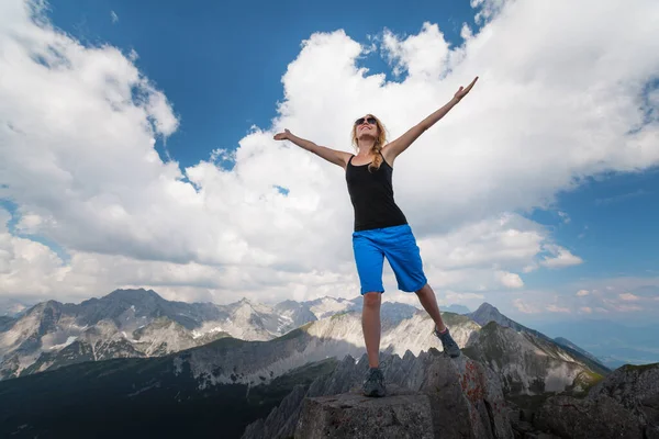 Junge Frau Steht Mit Erhobenen Händen Auf Dem Hügel — Stockfoto