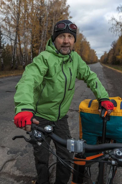 Gammal Cykel Turist Med Sin Laddade Cykel Asfalt Höstväg — Stockfoto