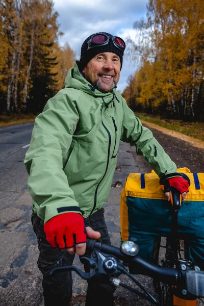 Gammal Cykel Turist Med Sin Laddade Cykel Asfalt Höstväg — Stockfoto