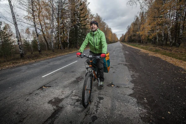 Bicicleta Turística Madura Com Sua Bicicleta Carregada Uma Estrada Outono — Fotografia de Stock