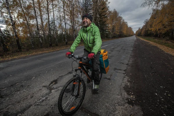 Mature Vélo Touriste Avec Son Vélo Chargé Sur Une Route — Photo