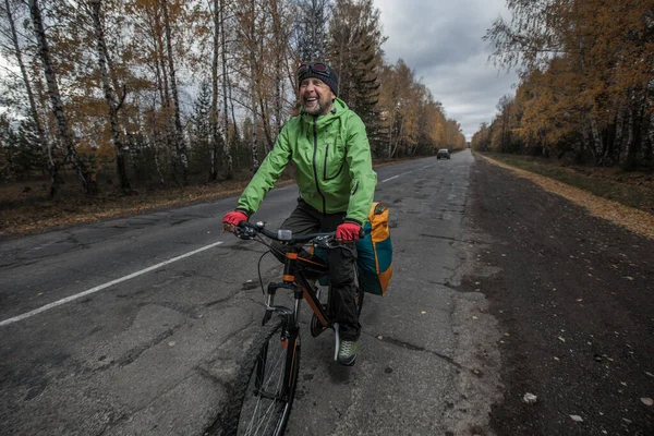 Gammal Cykel Turist Med Sin Laddade Cykel Asfalt Höstväg — Stockfoto