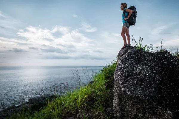 Sırt Çantalı Bayan Yürüyüşçü Taşın Üzerinde Duruyor Deniz Manzarasının Tadını — Stok fotoğraf