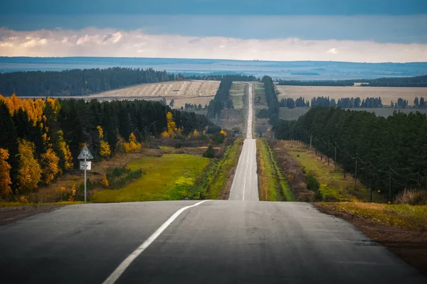 Autunno Strada Sterrata Attraverso Terreni Collinari Russia — Foto Stock