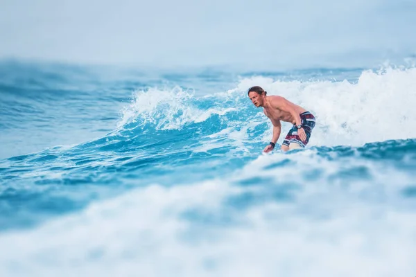 Surfer Călărește Valul Ocean — Fotografie, imagine de stoc