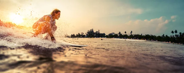 Surfer Βόλτες Στο Κύμα Κατά Διάρκεια Του Ηλιοβασιλέματος — Φωτογραφία Αρχείου