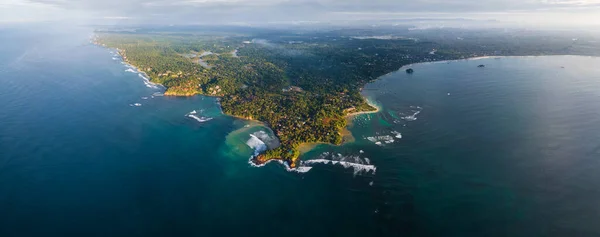 Weligama Şehrinin Pelerininin Hava Manzarası Resifte Balıkçı Tekneleri Kumsalları Dalgaları — Stok fotoğraf