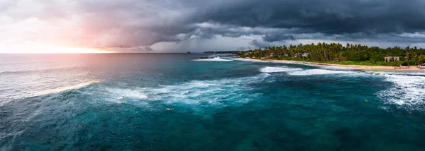 冲浪胜地的全景叫做椰子 冲浪者排成一排 暴雨天气及冲浪条件 — 图库照片