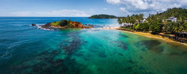 Luchtpanorama Van Het Tropische Strand Heldere Zee Met Koraalriffen Stad — Stockfoto