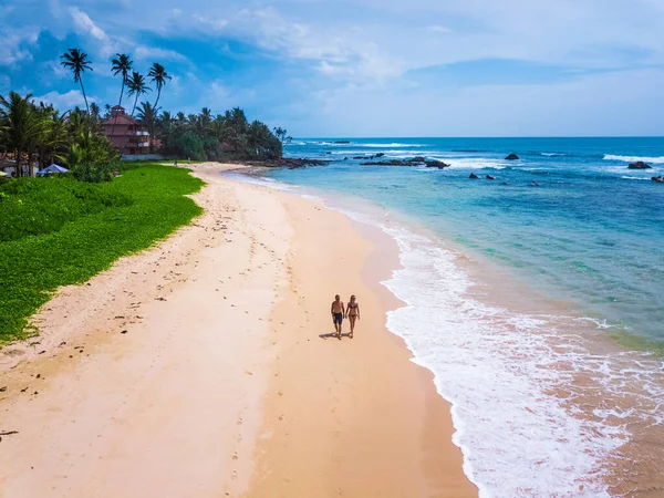 Paseos Pareja Por Playa Tropical Arena Con Palmeras Fondo Vuelo —  Fotos de Stock