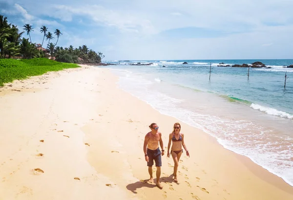 Couple Walks Tropical Sandy Beach Sunny Day Honeymoon Family Vacation — Stock Photo, Image