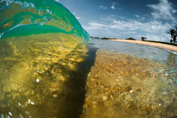 Una Clara Ola Verde Que Rompe Playa Tropical Arena — Foto de Stock