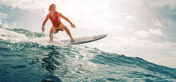 Surfer Reitet Auf Der Ozeanwelle — Stockfoto