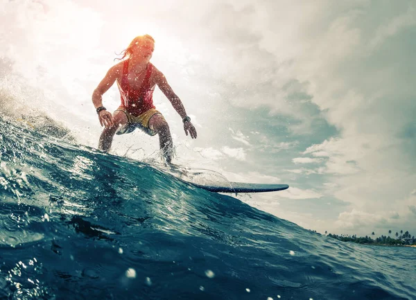 Mladý Surfař Jezdí Vlně Oceánu — Stock fotografie