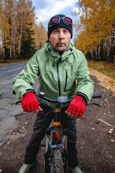 Mature Vélo Touriste Avec Son Vélo Chargé Sur Une Route — Photo