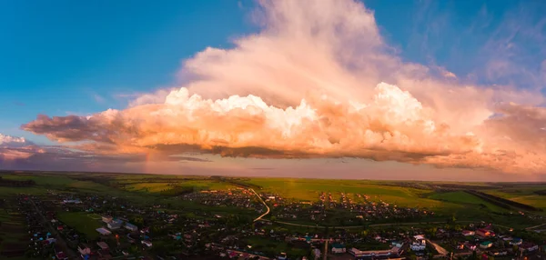 Letecké Panorama Ruské Vesnice Mraky Obloze Při Západu Slunce — Stock fotografie