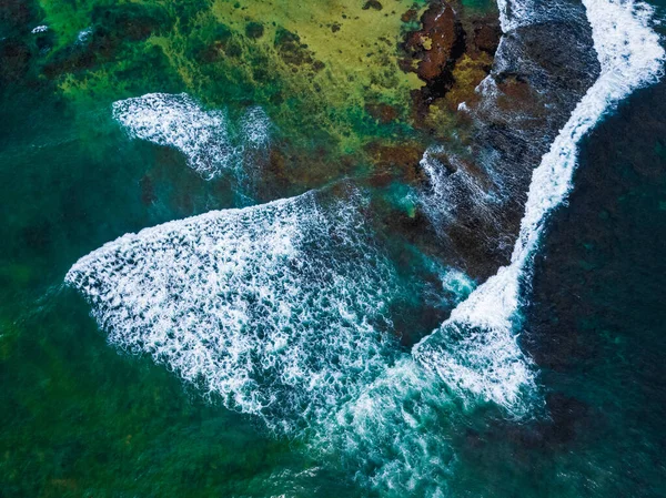 Εναέρια Λήψη Της Ακτής Κοραλλιογενή Ύφαλο Και Συντριπτικά Κύματα — Φωτογραφία Αρχείου