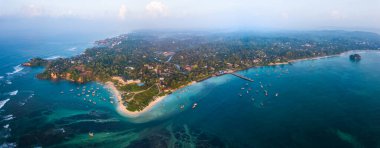 Balıkçı köylü Weligama körfezinin hava manzarası. Sri Lanka