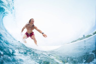 Genç sörfçü mükemmel bir tropikal okyanus dalgası sürüyor. Ekstrem spor ve aktif yaşam tarzı kavramı. Maldivler 'de Kaçak Surfspot