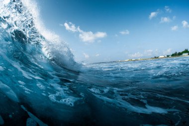 Okyanus dalgası kıyıda kırılıyor. Maldivler 'de Kaçak Surfspot