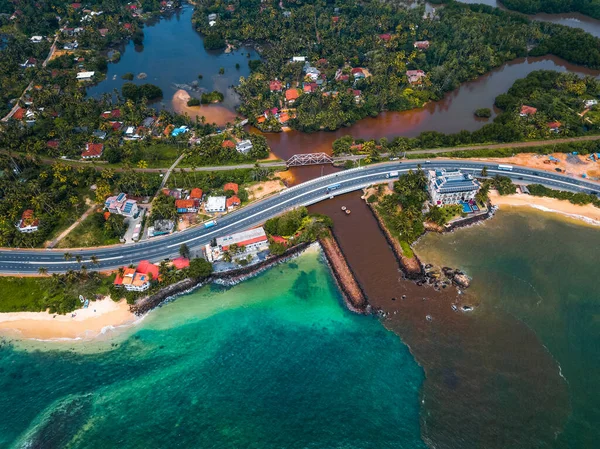 Luchtfoto Van Vuile Rivier Die Uitmondt Heldere Oceaan Sri Lanka — Stockfoto