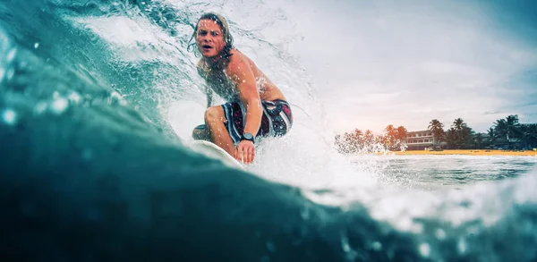 Surfer Płynie Fali Oceanie — Zdjęcie stockowe