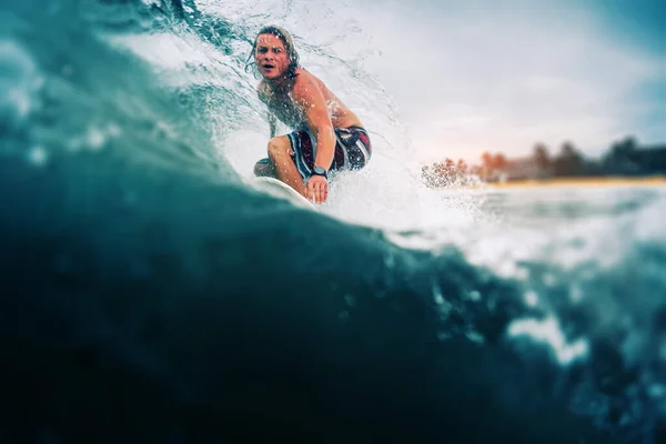 Surfer Płynie Fali Oceanie — Zdjęcie stockowe