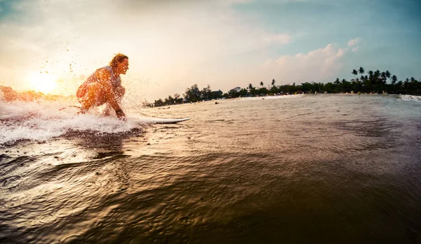 Surfař Jezdí Vlně Během Západu Slunce — Stock fotografie