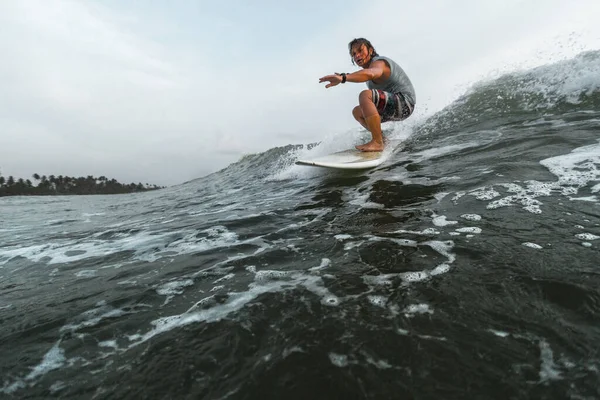 Surfista Monta Onda Durante Dia — Fotografia de Stock