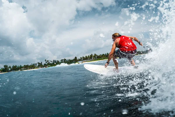 Surfer Przemierza Falę Oceaniczną Mnóstwem Chlapania — Zdjęcie stockowe