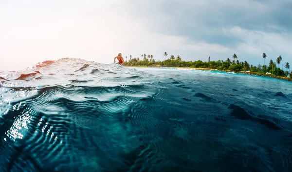 Surfer Rides Ocean Wave Palm Trees Background — Stock Photo, Image