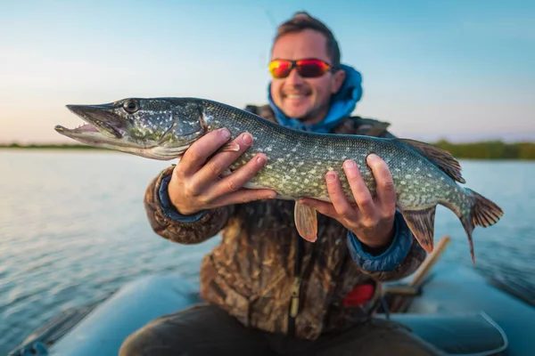 Feliz Pescador Joven Sostiene Pez Pique Esox Lucius Sentado Barco — Foto de Stock