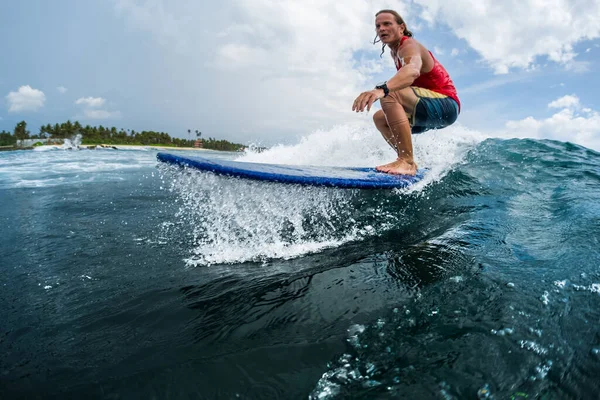 Surfista Monta Onda Oceânica — Fotografia de Stock