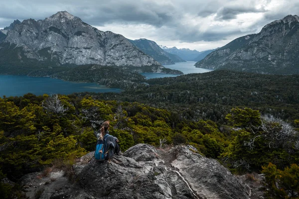 Mulher Caminhante Curtindo Vista Vale Ponto Vista Cidade Bariloche Argentina — Fotografia de Stock