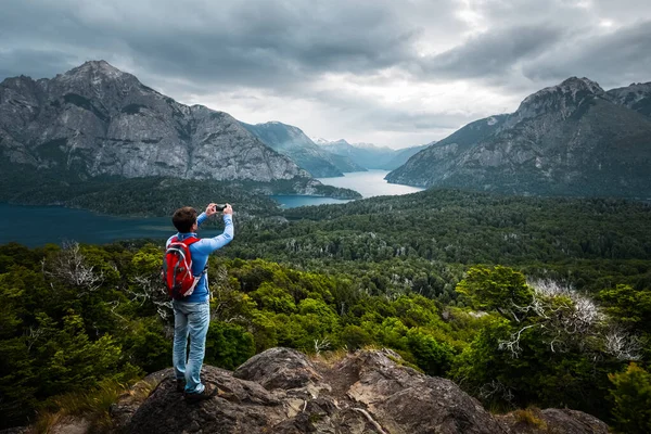 Randonneur Debout Sommet Montagne Prend Des Photos Vallée Avec Smartphone — Photo