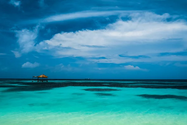 Turkuaz Deniz Koyu Mavi Gökyüzü Arka Planında Ahşap Bina Maldivler — Stok fotoğraf